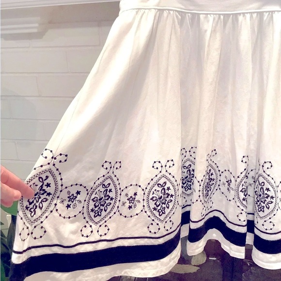 #226 Gorgeous Talbots Cotton Embroidered Skirt Size Small oversized - Picture 2 of 5